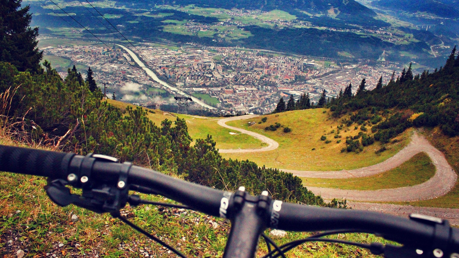 Mountain Biking Mountain Bike auf Nordkette mit Blick auf Innsbruck